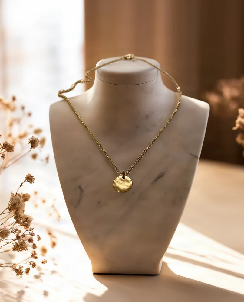 Gold pendant necklace: marble bust scene